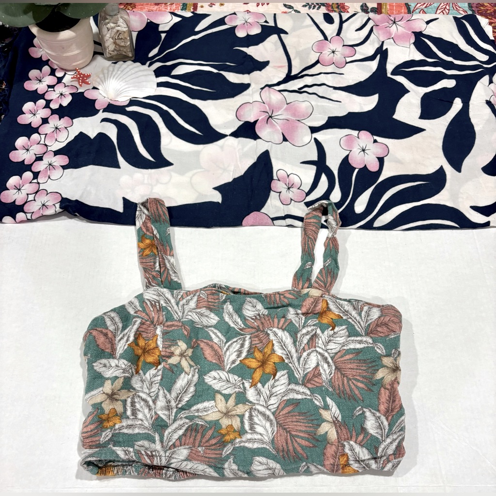 Aeropostale Floral Beach Vibe Crop Top Woman’s Size M